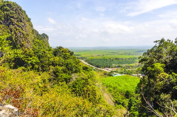 Vista superior das planícies, campos e montanhas das províncias do sul da Tailândia — Fotografia de Stock