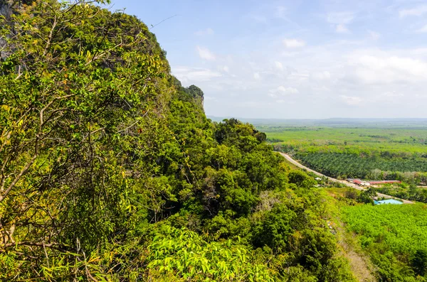 Vista superior das planícies, campos e montanhas das províncias do sul da Tailândia — Fotografia de Stock