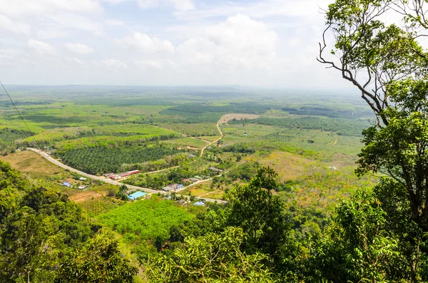 Tailândia Vista dos campos e montanhas de Krabi do mosteiro de montanha de tigre de caverna — Fotografia de Stock