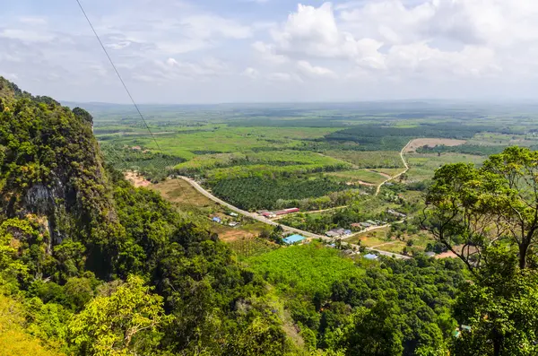 Pohled shora na pláně, polí a pohoří jižních provincií Thajska — Stock fotografie