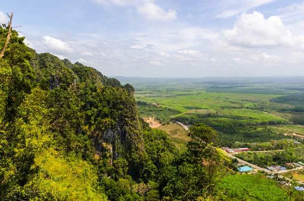 Vista superior das planícies, campos e montanhas das províncias do sul da Tailândia — Fotografia de Stock