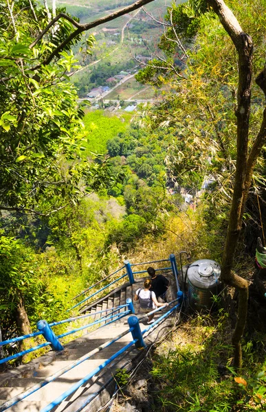 Schody na hory do kláštera jeskyně tygr provincie krabi, Thajsko — Stock fotografie