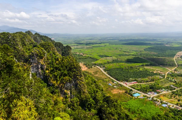 Vista superior das planícies, campos e montanhas das províncias do sul da Tailândia — Fotografia de Stock