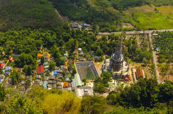 Thailand Visa fält och berg av krabi från klostret berg av cave tiger — Stockfoto