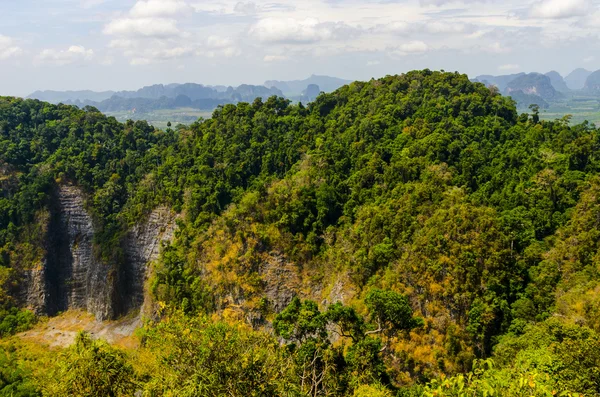 Thajsko pohled polí a hory krabi z kláštera horské jeskyně tygr — Stock fotografie