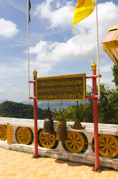 Bel autel dans un monastère bouddhiste en Thaïlande — Photo