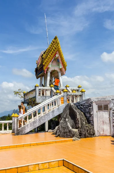 Hermoso altar en un monasterio budista en Tailandia — Foto de Stock