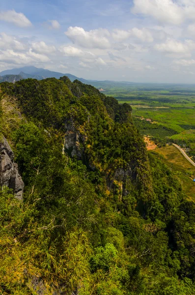 Tailândia Vista dos campos e montanhas de Krabi do mosteiro de montanha de tigre de caverna — Fotografia de Stock