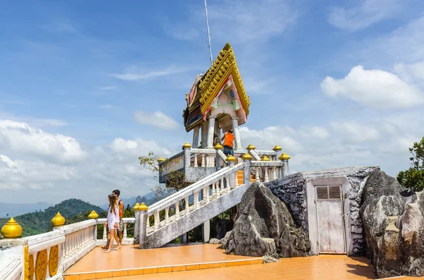 Schöner Altar in einem buddhistischen Kloster in Thailand — Stockfoto