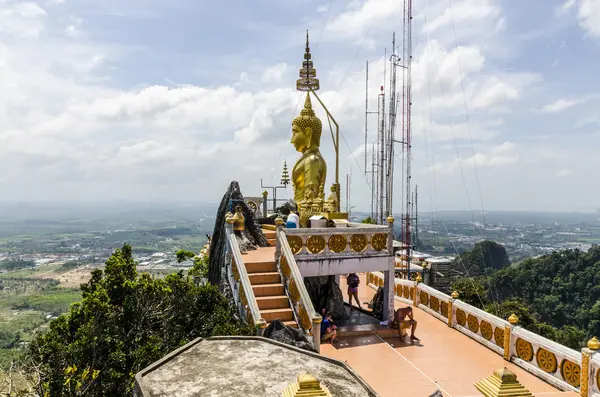 Beautiful altar in a Buddhist monastery in Thailand — Stock Photo, Image