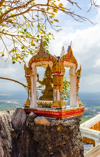 Beautiful altar in a Buddhist monastery in Thailand — Stock Photo, Image