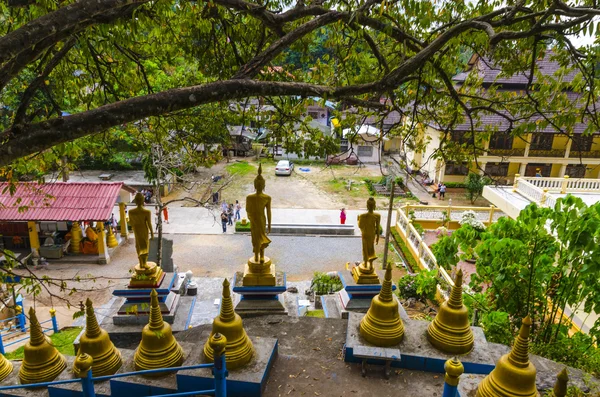 Schody na hory do kláštera jeskyně tygr provincie krabi, Thajsko — Stockfoto