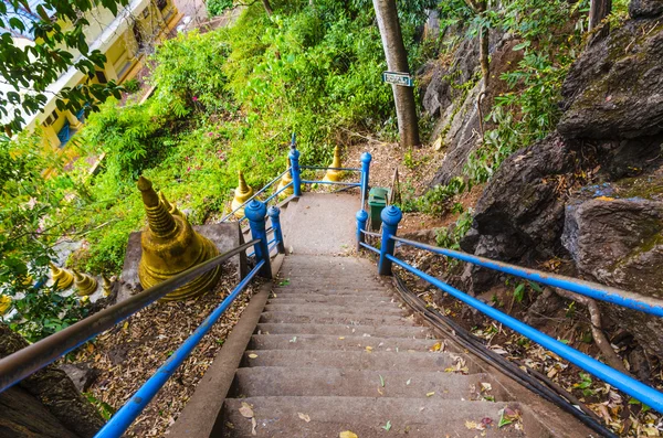 Schody na hory do kláštera jeskyně tygr provincie krabi, Thajsko — Stock fotografie