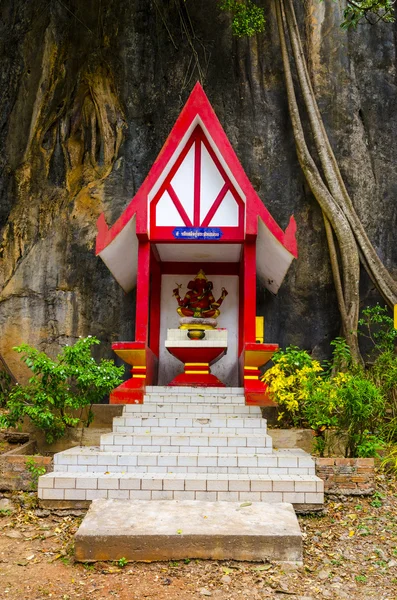 Bel autel dans un monastère bouddhiste en Thaïlande — Photo
