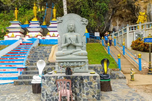 Schöner Altar in einem buddhistischen Kloster in Thailand — Stockfoto