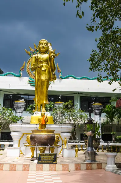 Bel autel dans un monastère bouddhiste en Thaïlande — Photo