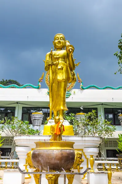 แท่นบูชาที่สวยงามในวัดพุทธในประเทศไทย — ภาพถ่ายสต็อก