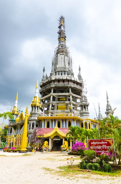 南タイの仏教の僧院の内部 — ストック写真