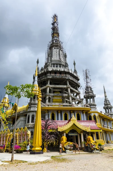 Внутри буддийского монастыря на юге Таиланда — стоковое фото