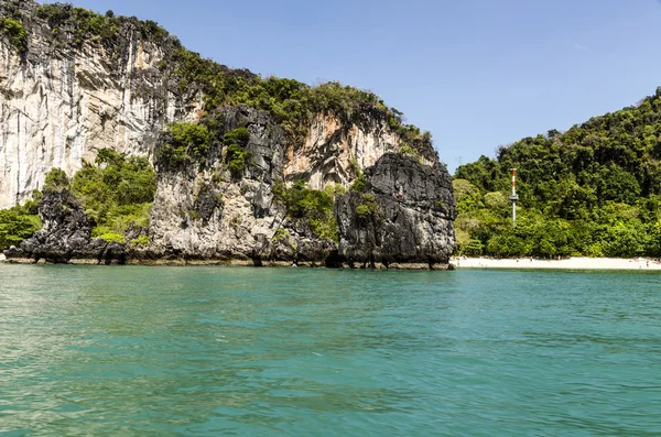 Η παραλία και τα βράχια στην επαρχία krabi, Ταϊλάνδη — Φωτογραφία Αρχείου