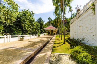 Pagoda ve Tayland Budist manastırda gezinti