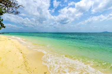 poda tropikal Tay adada beyaz kum plaj dalgalar