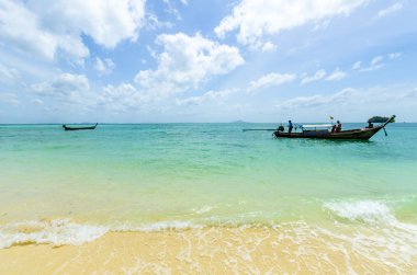 poda tropikal Tay adada beyaz kum plaj dalgalar