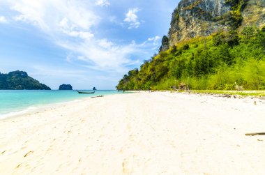 dağ bir tropik ada Tayland poda otu ve kum zemin ortasına park