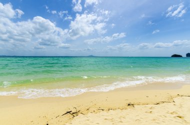 poda tropikal Tay adada beyaz kum plaj dalgalar