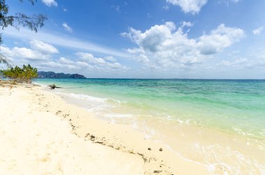 poda tropikal Tay adada beyaz kum plaj dalgalar