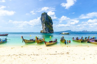 geleneksel Tay tekne adanın kıyısında andaman Denizi içinde servis edilir