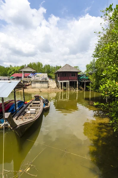 Vissersdorp aan de Golf in een mangrovebos in Zuid-thailand — Stockfoto