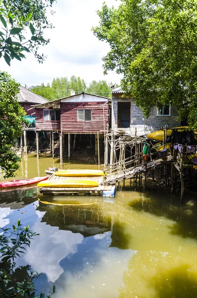 Vissersdorp aan de Golf in een mangrovebos in Zuid-thailand — Stockfoto