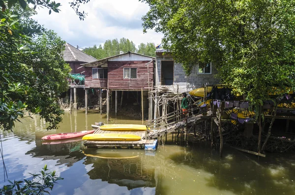 Vissersdorp aan de Golf in een mangrovebos in Zuid-thailand — Stockfoto