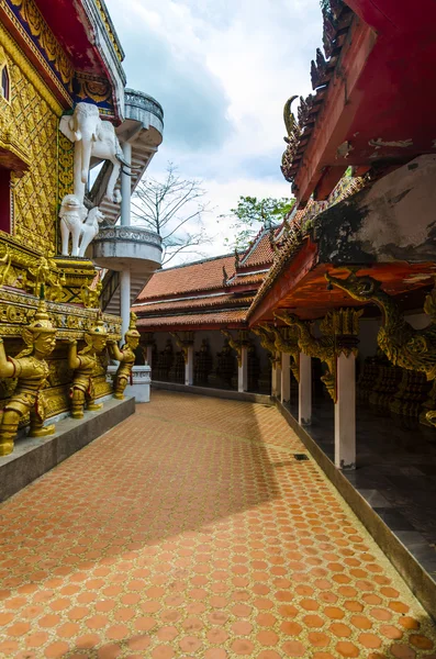 Thaïlande monastère de Wat Bang Riang, province de Phang Nga. Les statues des divinités bouddhistes avec le mur intérieur du temple — Photo