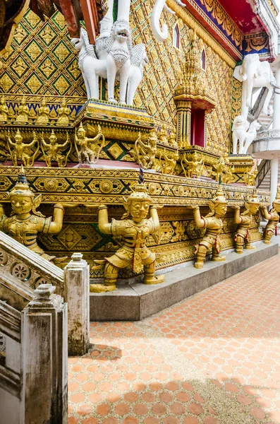 Thaïlande monastère de Wat Bang Riang, province de Phang Nga. Les statues des divinités bouddhistes avec le mur intérieur du temple — Photo