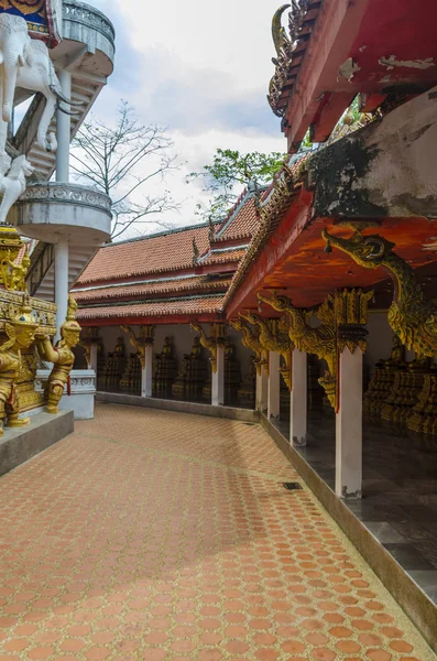 Thaïlande monastère de Wat Bang Riang, province de Phang Nga. Les statues des divinités bouddhistes avec le mur intérieur du temple — Photo