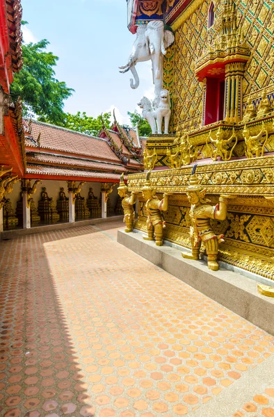 タイ ワット ・ バン riang、パンガー湾の州の修道院。寺院の内部の壁との仏教の神々 の像 — ストック写真