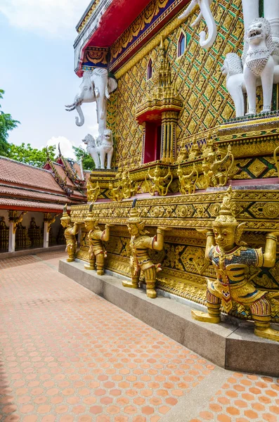 Таиландский монастырь Ват Банг Рян, провинция Пханг Нга. Статуи буддийских божеств с внутренней стеной храма — стоковое фото