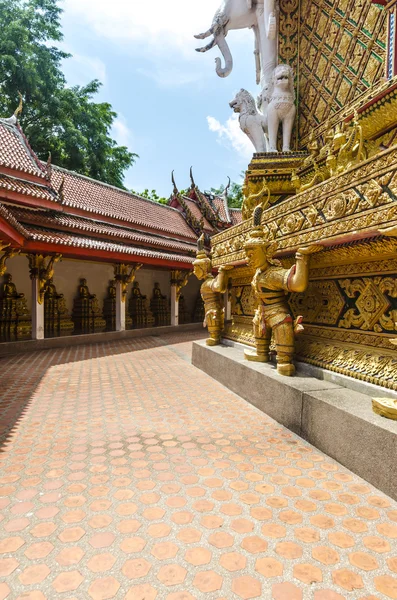 泰国的扫管笏爆炸 riang，省的攀牙湾的修道院。与寺庙的内墙的佛教神雕像 — 图库照片