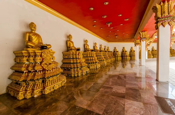 Таиландский монастырь Ват Банг Рян, провинция Пханг Нга. Статуи буддийских божеств с внутренней стеной храма — стоковое фото
