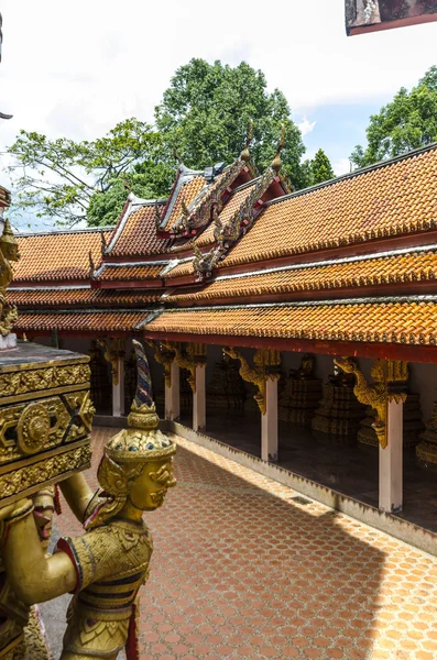 Tailândia mosteiro de Wat Bang Riang, província de Phang Nga. As estátuas de divindades budistas com a parede interior do templo — Fotografia de Stock