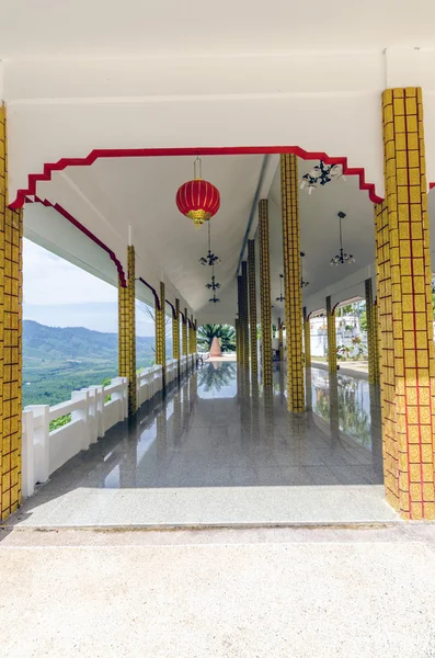 Pagode und Promenade in einem buddhistischen Kloster in Thailand — Stockfoto