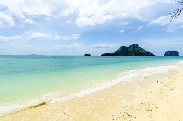 Île tropicale. La plage avec du sable blanc et des rochers en Thaïlande — Photo