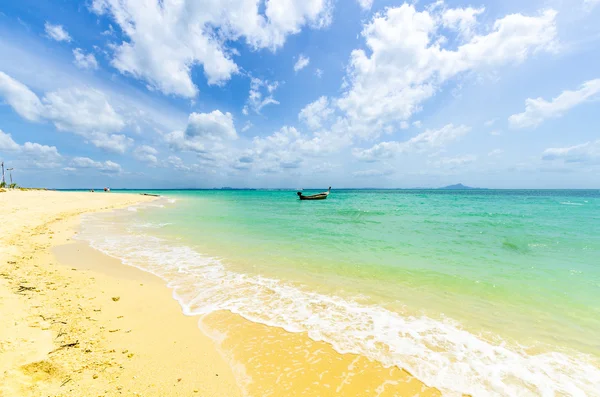 Waves on the beach with white sand on the Thai island of Poda in the tropics — Stock Photo, Image