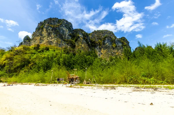 Montagne dans le parc au centre d'une île tropicale thaïlandaise Poda sur fond d'herbe et de sable — Photo