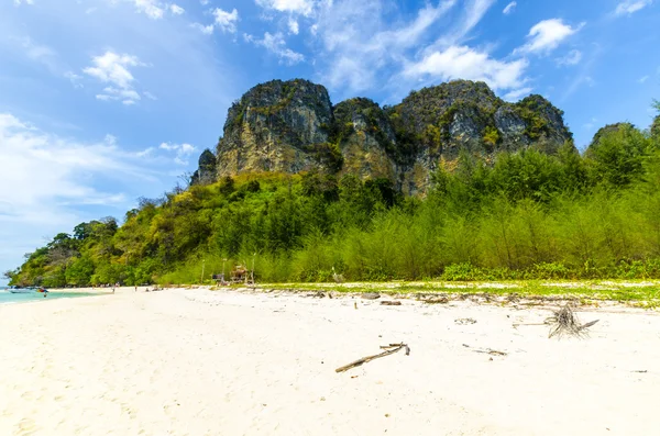 Montagne dans le parc au centre d'une île tropicale thaïlandaise Poda sur fond d'herbe et de sable — Photo