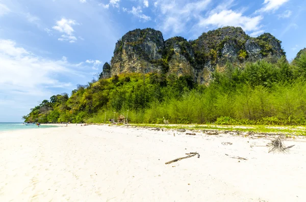 Isla tropical. La playa con arena blanca y rocas en Tailandia — Foto de Stock