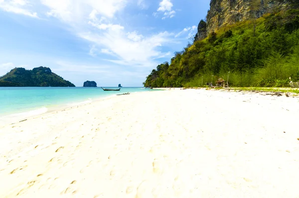 Vagues sur la plage de sable blanc sur l'île thaïlandaise de Poda sous les tropiques — Photo