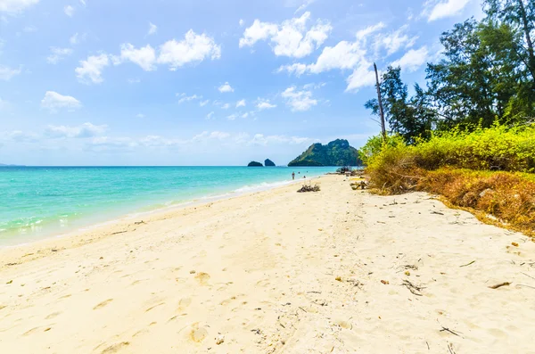 Vagues sur la plage de sable blanc sur l'île thaïlandaise de Poda sous les tropiques — Photo